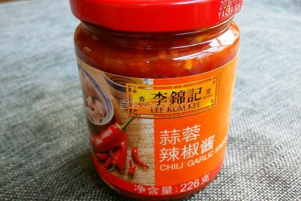 蒜蓉辣酱炒灌肠的做法图解1