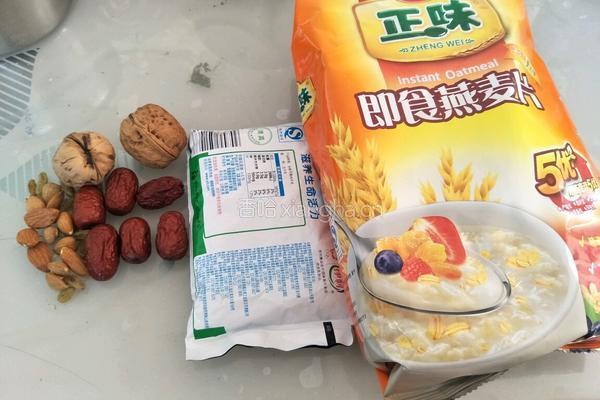 燕麦牛奶干果粥的做法图解1