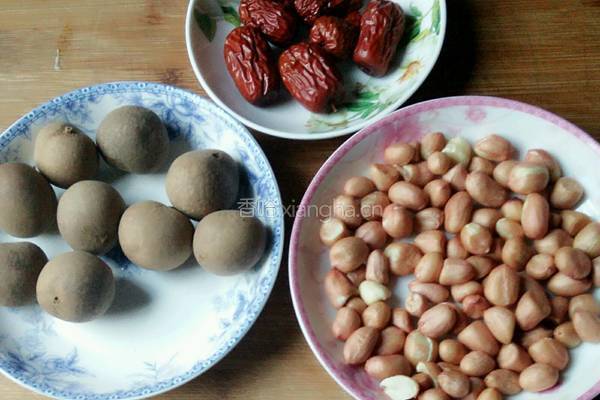 花生红枣桂圆汤的做法图解1