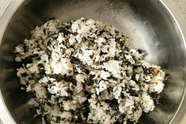 手捏海苔饭团的做法图解3