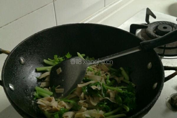 千张芹菜炒肉的做法图解6