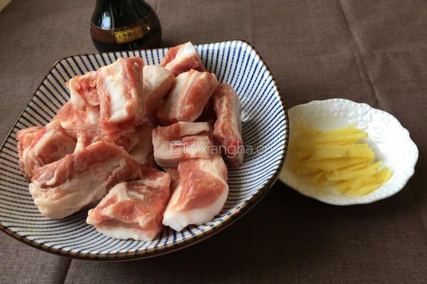 冰花梅酱烧排骨的做法图解1