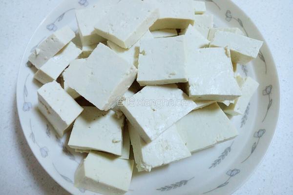 青菜炖豆腐的做法图解1