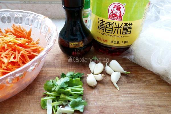 蒜泥胡萝卜粉丝的做法图解1
