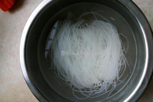 蒜泥胡萝卜粉丝的做法图解3