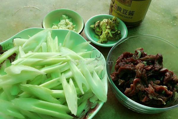 西芹炒牛肉的做法图解2