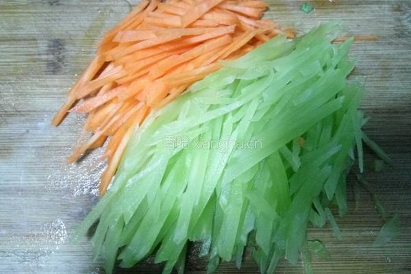 凉拌彩蔬金针菇的做法图解3