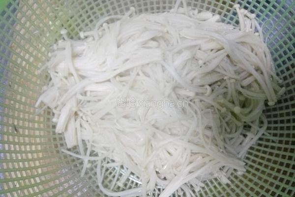 凉拌彩蔬金针菇的做法图解5