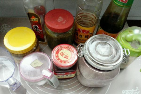 调制涮羊肉佐料的做法图解1