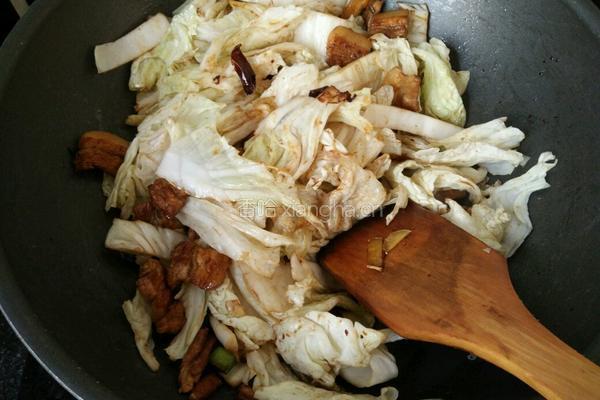 五花肉烧白菜的做法图解6