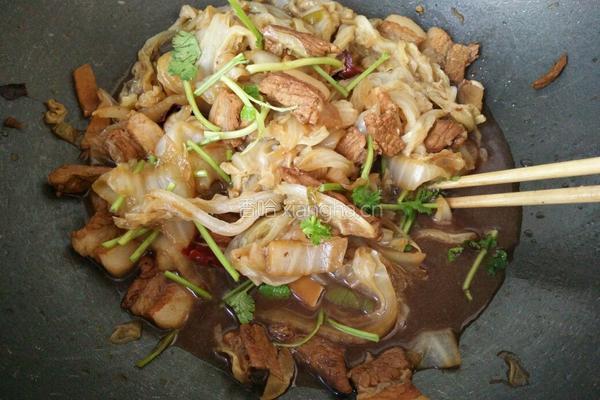 五花肉烧白菜的做法图解8