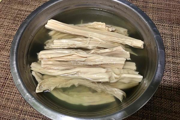 凉拌豆笋的做法图解2
