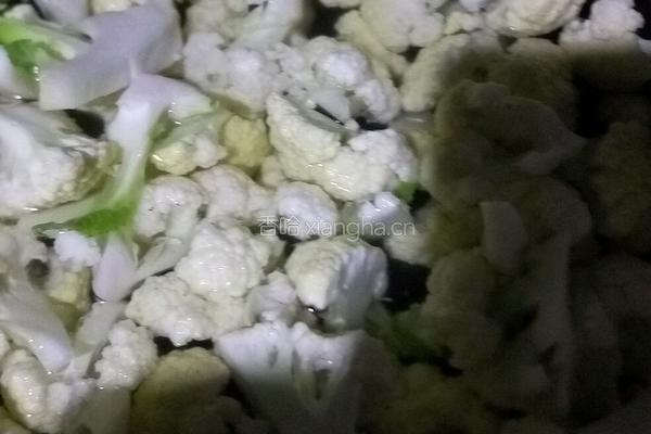 椰菜花炒肉的做法图解1