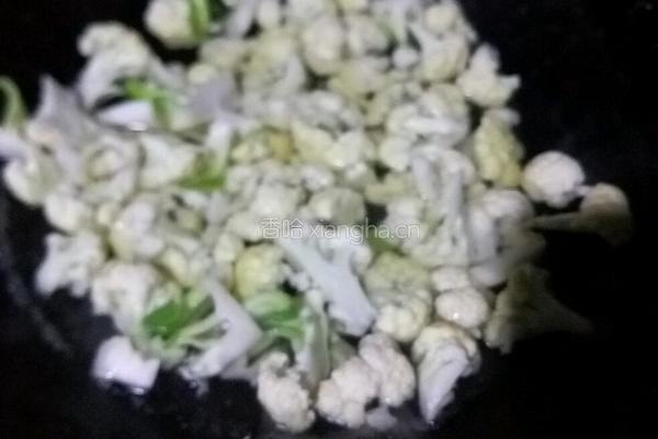 椰菜花炒肉的做法图解2
