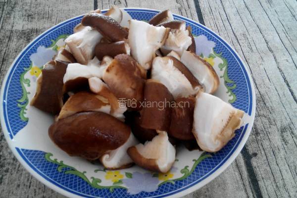 香菇炖鸡腿的做法图解3
