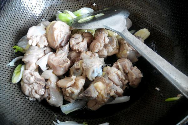 香菇炖鸡腿的做法图解7