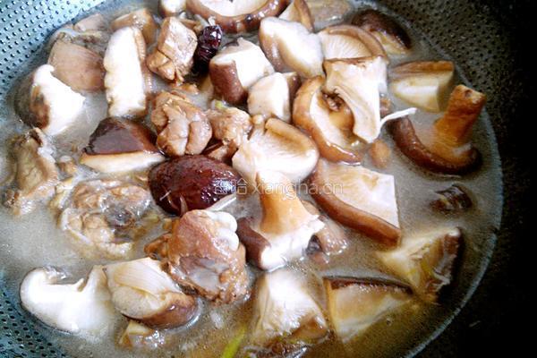 香菇炖鸡腿的做法图解9