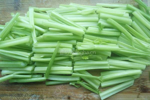 芹菜炒豆干的做法图解3