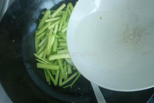 芹菜炒豆干的做法图解7