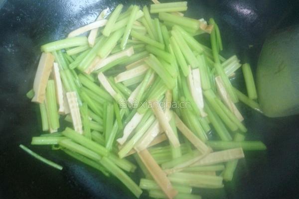 芹菜炒豆干的做法图解10