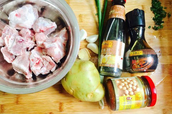 排骨炖土豆的做法图解1