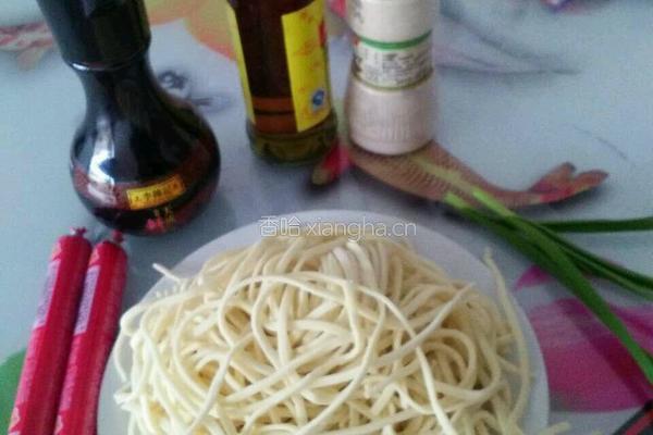 蒜蓉辣酱面条的做法图解2