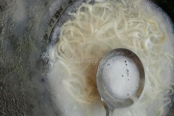 蒜蓉辣酱面条的做法图解6