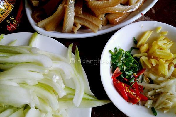 猪肉皮炒白菜杆的做法图解2