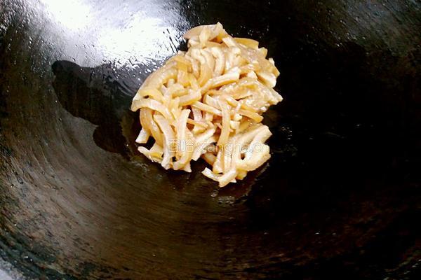 猪肉皮炒白菜杆的做法图解3