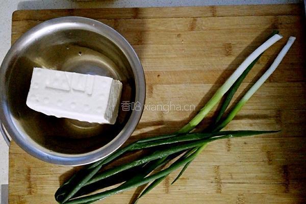 小葱拌豆腐的做法图解1