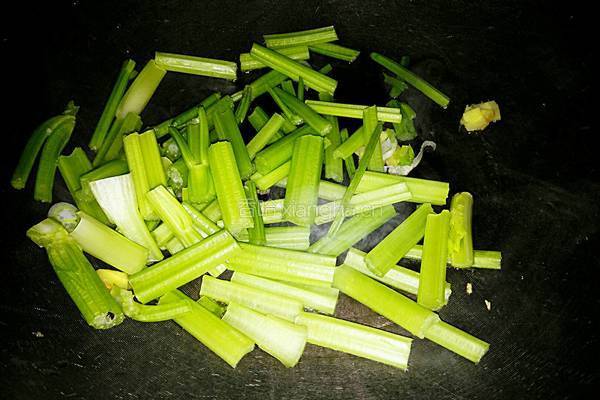 醋溜芹菜的做法图解5