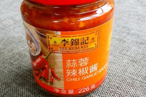 蒜蓉辣椒酱炒包菜的做法图解1
