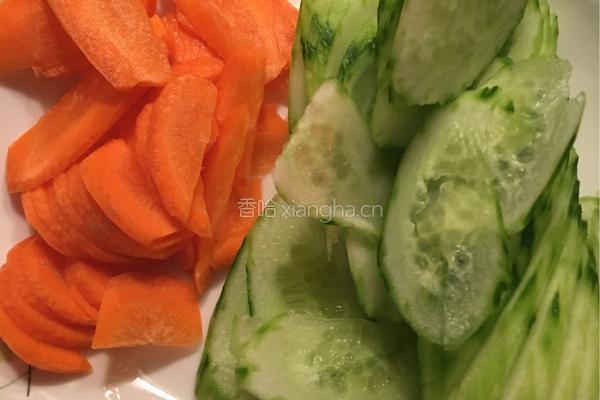 黄瓜炒肉片的做法图解3