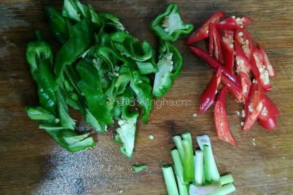 辣椒大蒜炒腊鸡胸的做法图解2