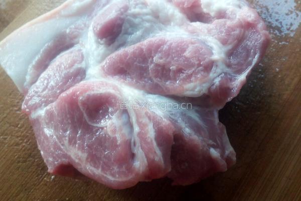 饺子馅之韭菜肉馅的做法图解1