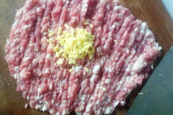 饺子馅之韭菜肉馅的做法图解2