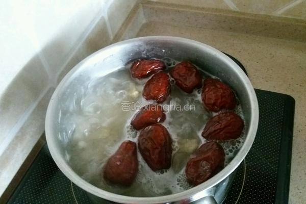 冰糖莲子银耳羹的做法图解3