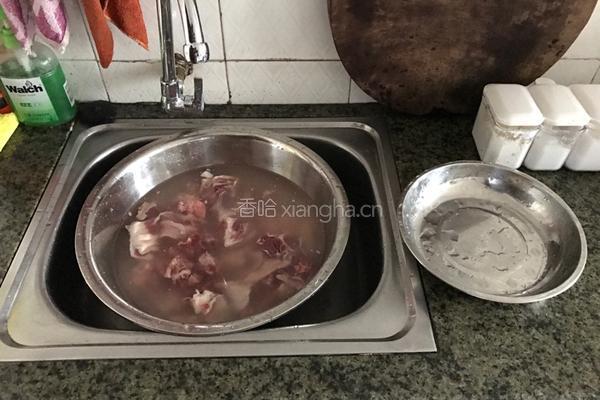 羊肚煲萝卜汤的做法图解2