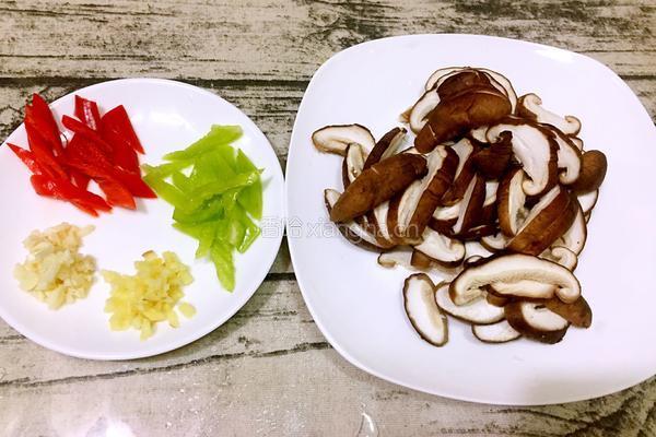 香菇炒鸡腿的做法图解3