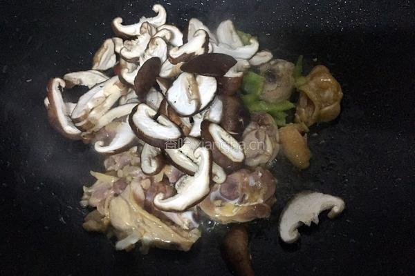 香菇炒鸡腿的做法图解6