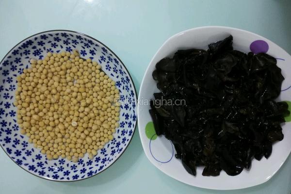 小黄豆炖猪脚肉骨头的做法图解2