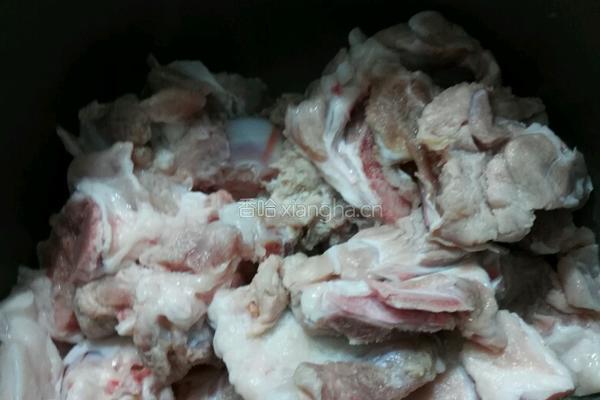 小黄豆炖猪脚肉骨头的做法图解3