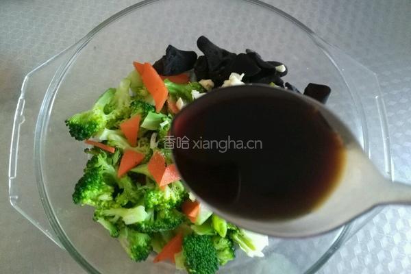 西兰花拌木耳的做法图解9