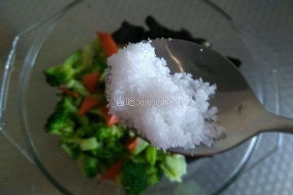 西兰花拌木耳的做法图解11