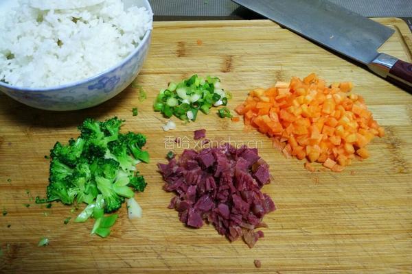 牛肉杂蔬蛋炒饭的做法图解1
