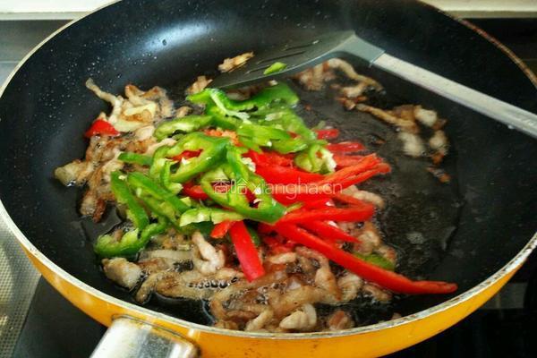 五花肉炒海鲜菇的做法图解6
