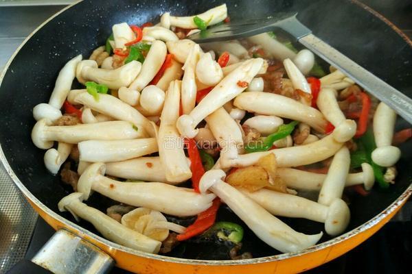 五花肉炒海鲜菇的做法图解8