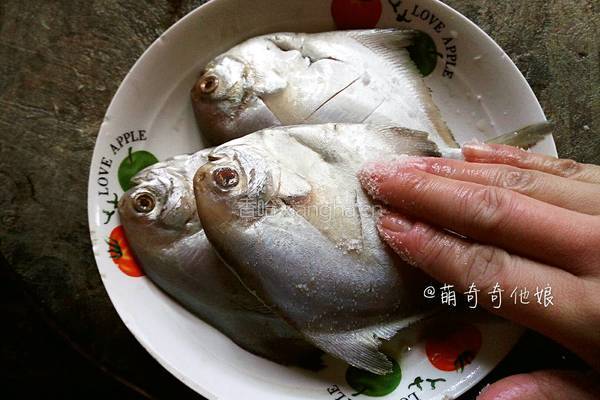 黄豆酱蒸鲳鱼的做法图解4
