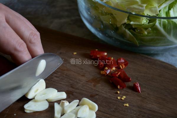 手撕包菜的做法图解2