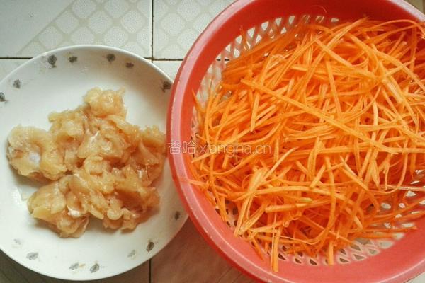 胡萝卜炒鸡胸肉的做法图解2